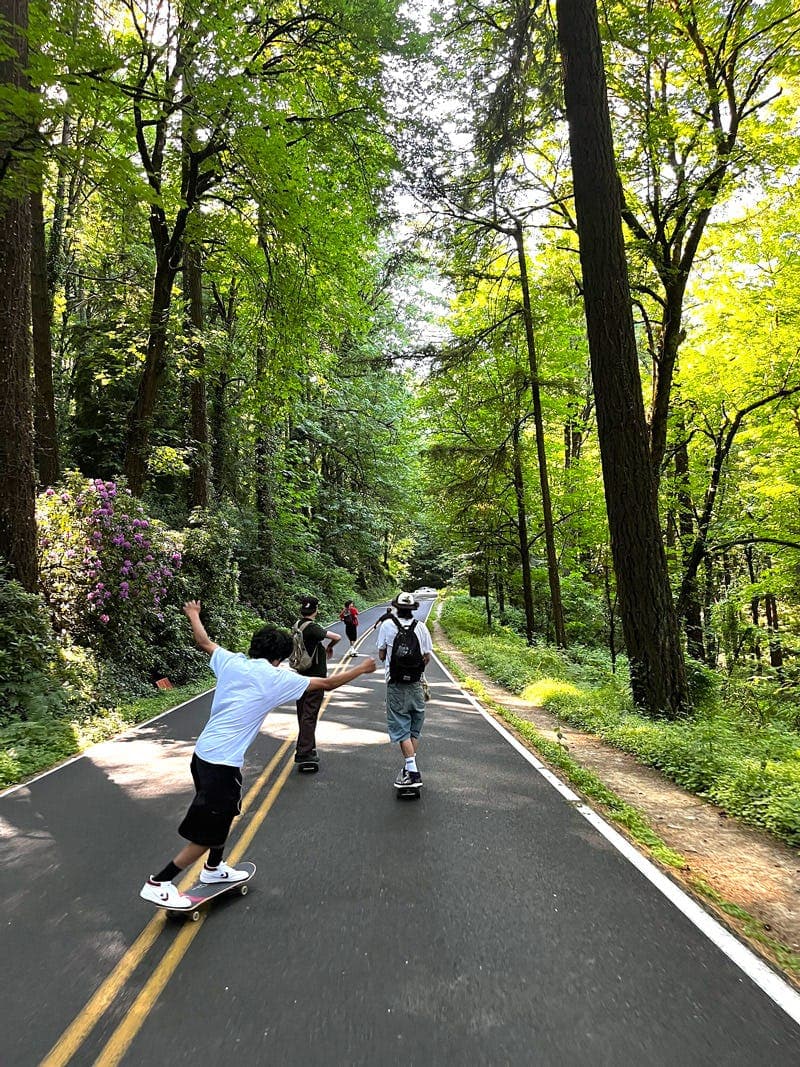 Students having fun skateboarding in the natural landscapes of the USA, living unique experiences during the school year in the USA.