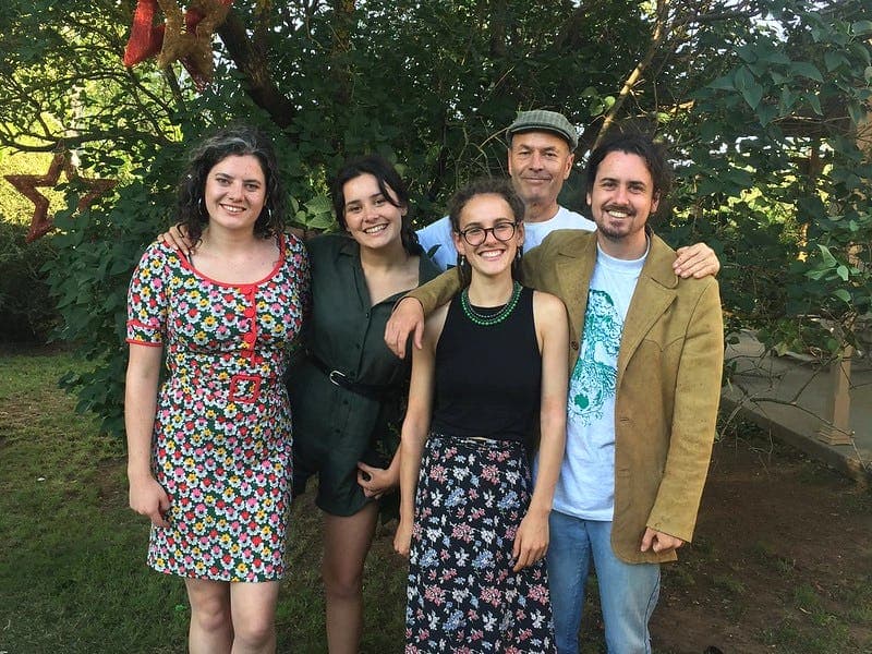 Student with a host family during a school exchange in Australia, experiencing daily life, culture and education abroad.