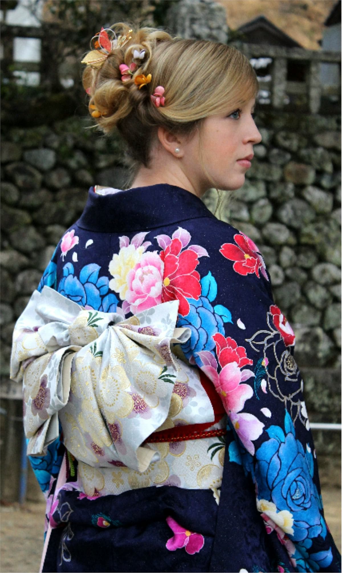 Student wearing a traditional kimono during a school exchange programme in Japan, experiencing cultural traditions firsthand.