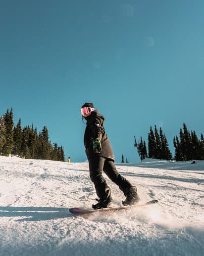 Student snowboarding on a snowy slope, illustrating winter sports during a Canadian exchange programme.