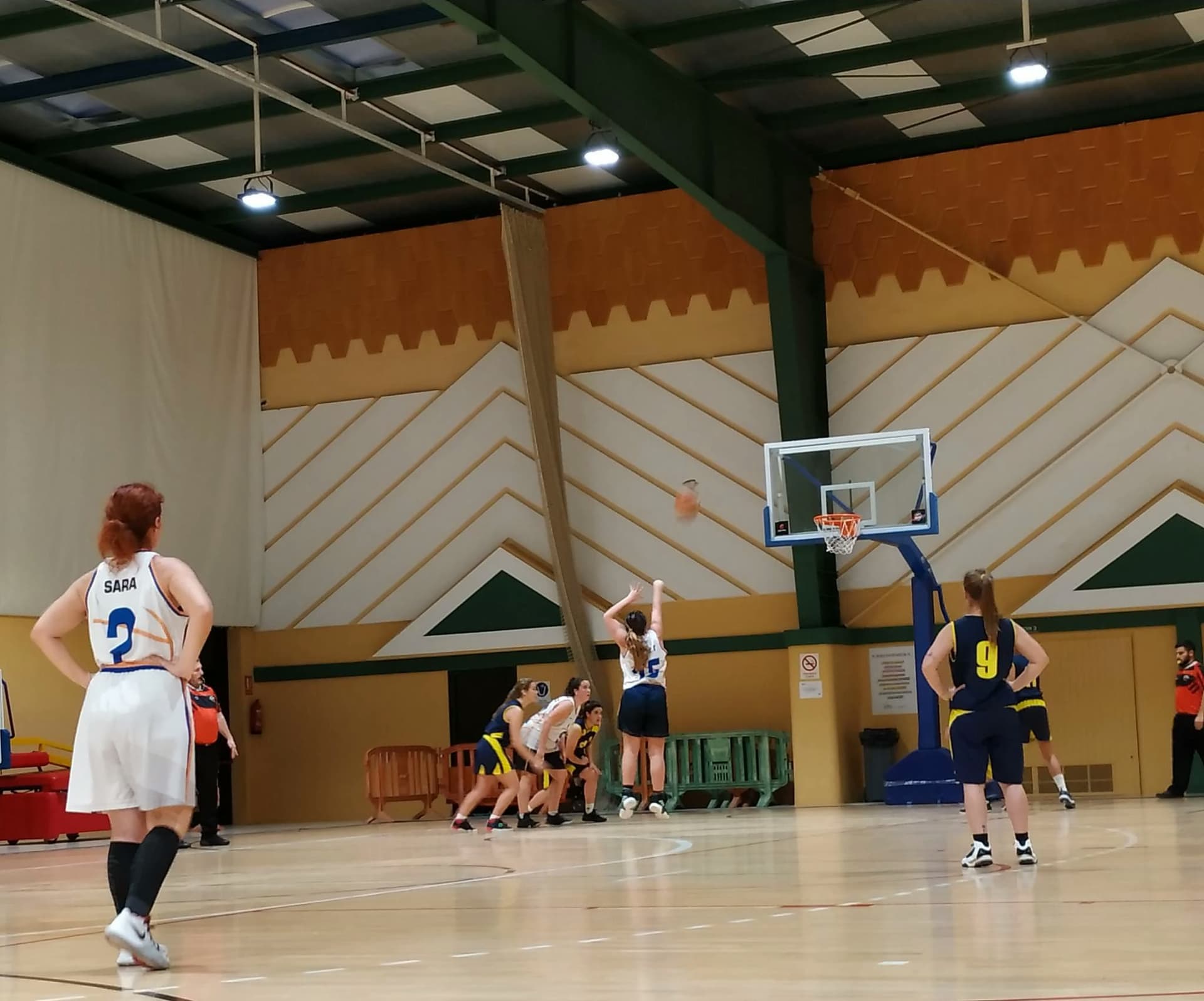Image of a women’s basketball game in progress, an experience combining sport and culture during a study programme in Spain.