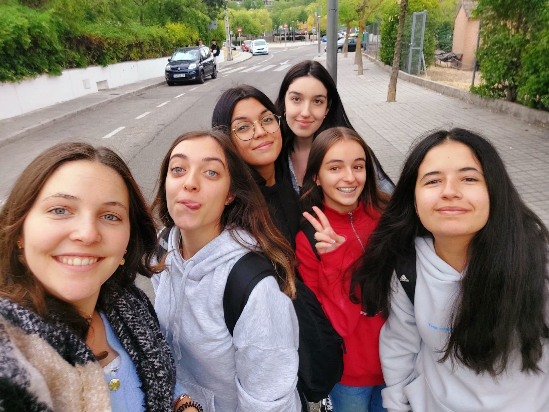 Image of a group of smiling students during their study programme, an unforgettable moment of friendship and discovery in Spain.