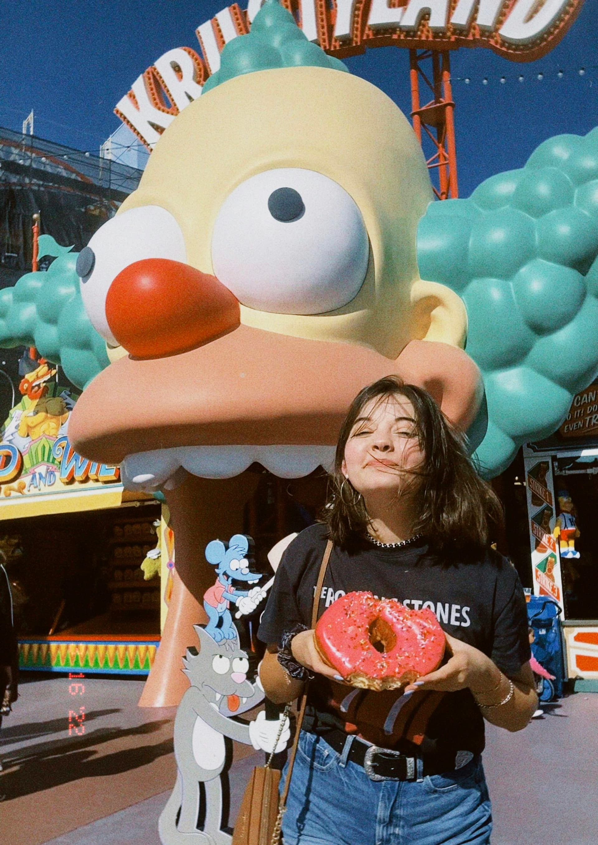 Studente sorridente in un parco a tema negli Stati Uniti vivendo un'esperienza unica tra divertimento e cultura tipica dell'anno all'estero.