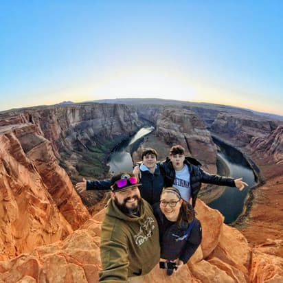 Image of a family taking a selfie in front of a breathtaking landscape in the USA, a moment of adventure and exploration during a study programme in the USA.