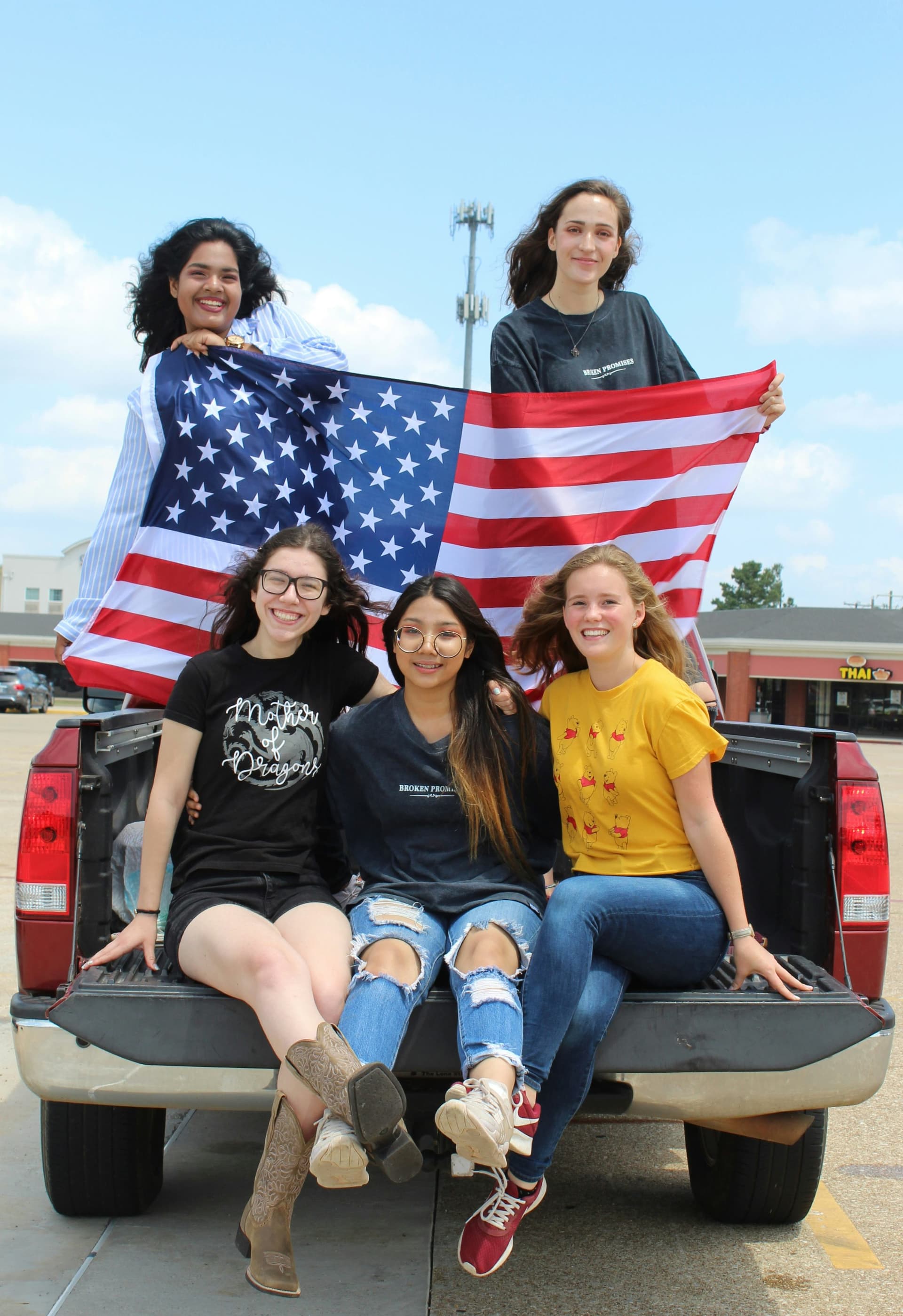 Studentesse sorridono insieme negli Stati Uniti vivendo il sistema scolastico americano, tra amicizie internazionali, scuola americana e scambio culturale.