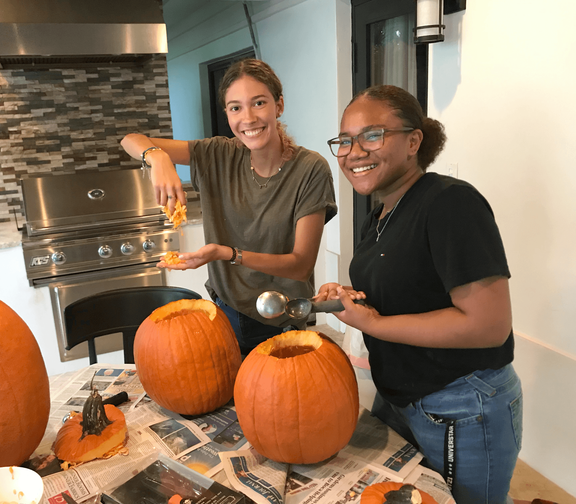 Studentesse preparano una zucca in casa durante un’esperienza nel sistema scolastico americano, condividendo tradizioni, quotidianità e integrazione culturale.