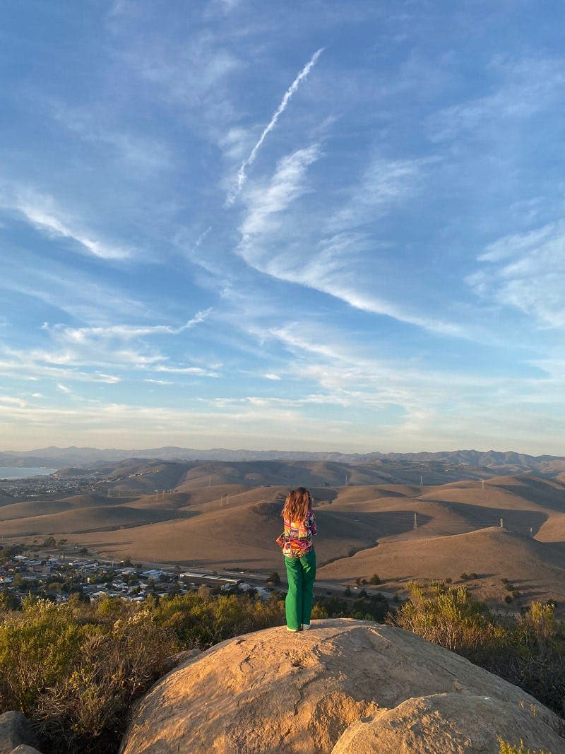 A student admires the natural and mountainous landscape during the school year in the USA, experiencing moments of growth and discovery.