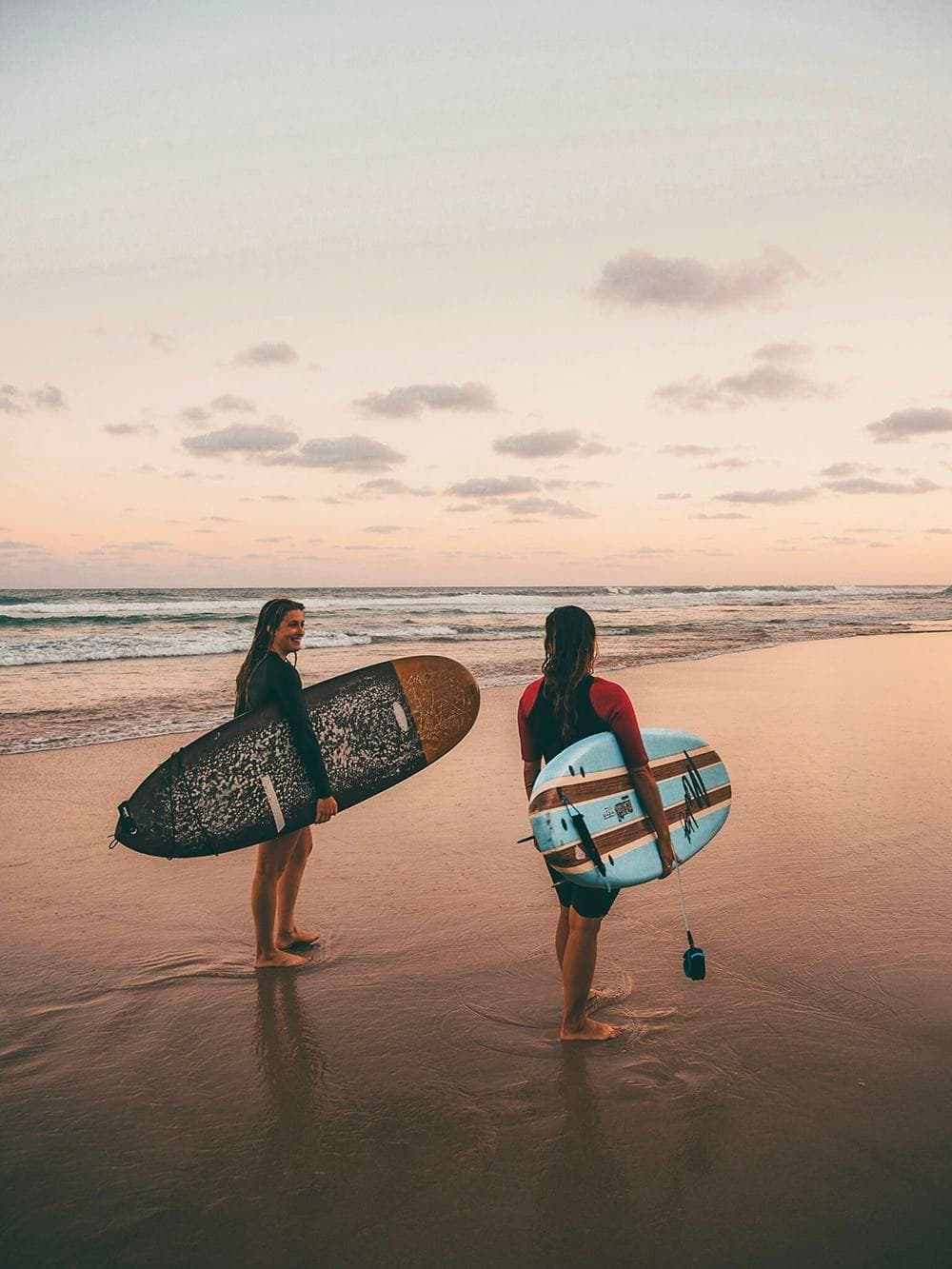 Students on an Australian beach with surfboards during a school programme in Australia, combining study and lifestyle.