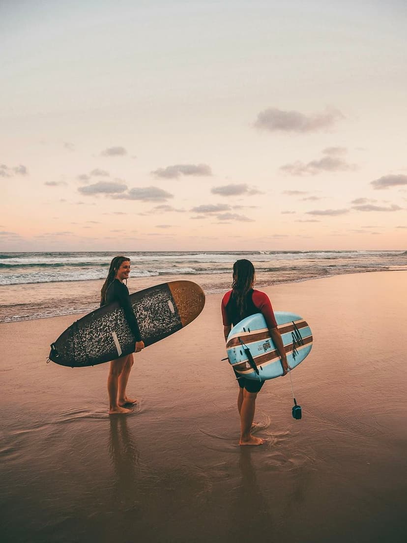 Students on an Australian beach with surfboards during a school programme in Australia, combining study and lifestyle.