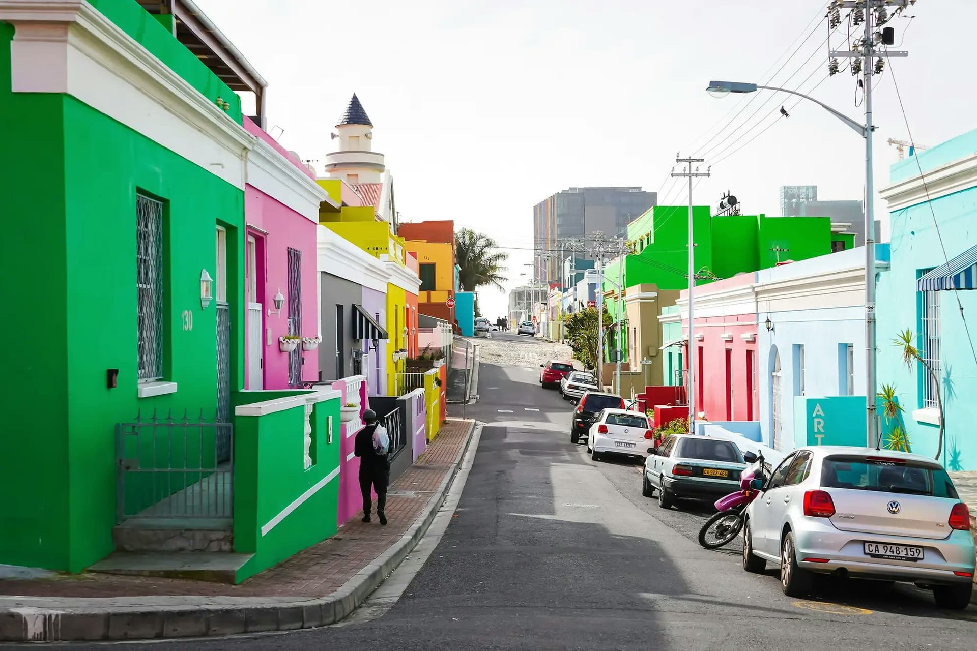 View of the colourful houses in Bo-Kaap, Cape Town, a unique experience for students during their study year abroad in South Africa.