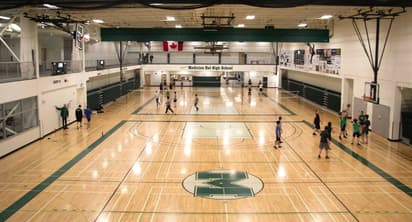 School gym with students playing indoor sports, illustrating everyday life during a Canadian exchange programme.