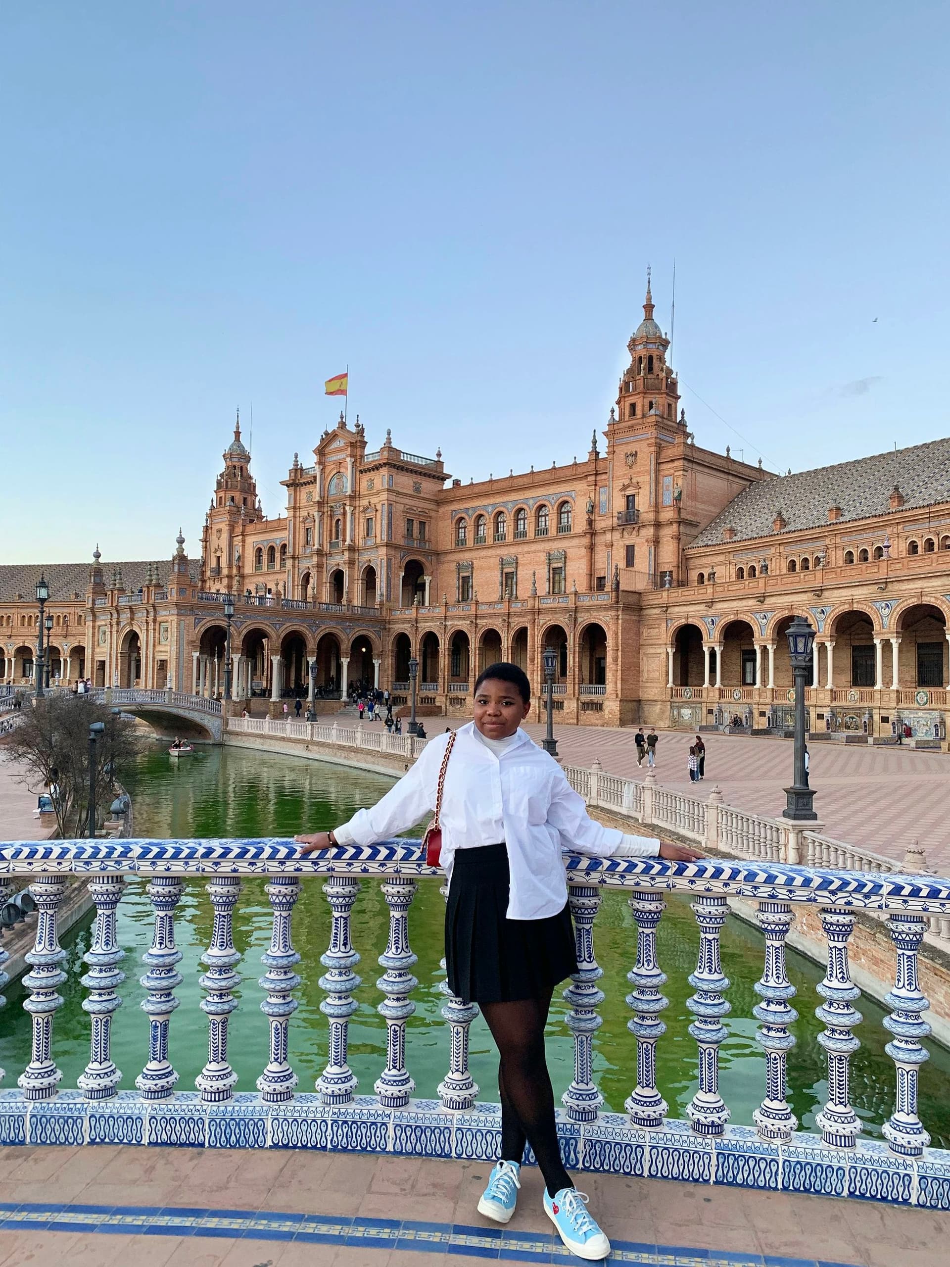 Image of a student with the Plaza de España in Seville in the background. A unique experience for a study programme in Spain.