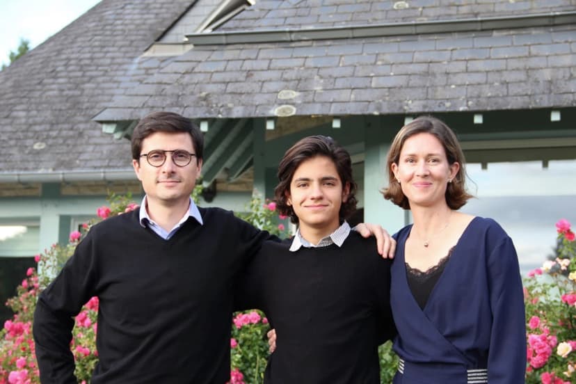 Smiling student with their host family in France, a special welcome moment during their study year abroad.