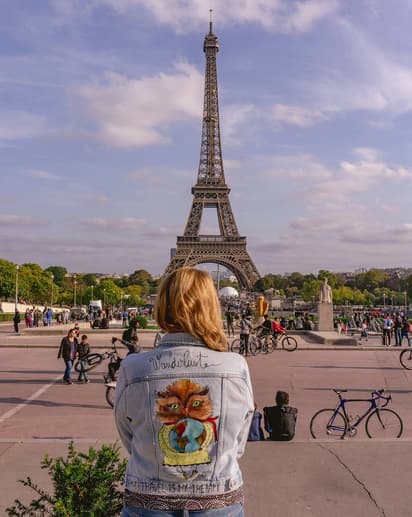 Student admiring the Eiffel Tower, a symbol of Paris, during their study year abroad in France.